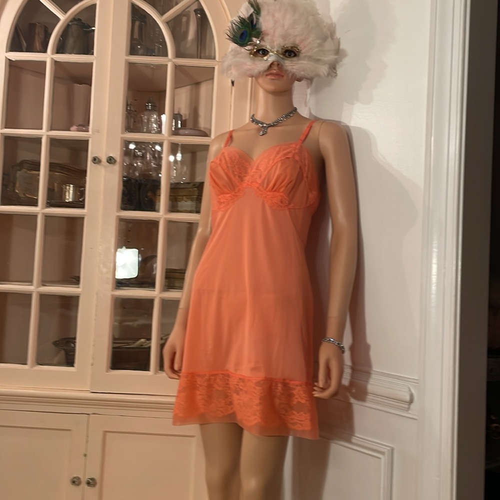 Vintage VANITY FAIR pale peach lace TRICOT slip. Size 34 (size small) - Picture 10 of 14